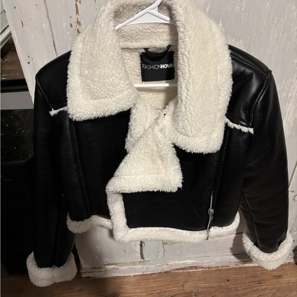 Fashion Nova Black and Cream Teddy Jacket. A little staining around collar area - Picture 3 of 7